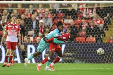 Barnsley 'li Devante Cole, 3 Mayıs 2024' te Oakwell, Barnsley, İngiltere 'de oynanan Sky Bet 1 Promotion Play-off yarı final ilk ayak karşılaşmasında Bolton Wanderers' dan Paris Maghoma 'ya faul yaptı.