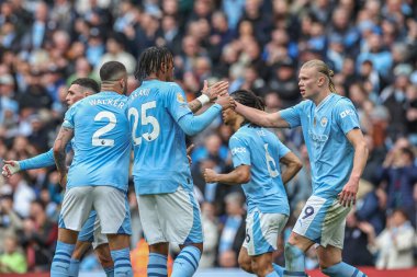 Manchester City 'den Erling Haaland, 4 Mayıs 2024' te Etihad Stadyumu 'nda oynanan Premier League maçında Manchester City ile Wolverhampton Wanderers maçında 2-0' lık galibiyetini kutluyor.