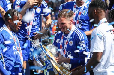 Leicester City 'den Marc Albrighton, 4 Mayıs 2024' te King Power Stadyumu 'nda Leicester City ile Blackburn Rovers arasındaki maç sonrasında şampiyonluk kupasını kutluyor.