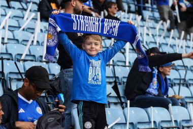 Leicester 'ın genç bir taraftarı 4 Mayıs 2024' te King Power Stadyumu 'nda Leicester City ve Blackburn Rovers maçında Leicester' a karşı.