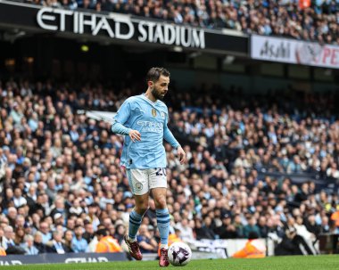 Manchester City 'den Bernardo Silva Premier Lig maçı sırasında topla Etihad Stadyumu' nda Manchester City Wolverhampton Wanderers 'a karşı 4 Mayıs 2024