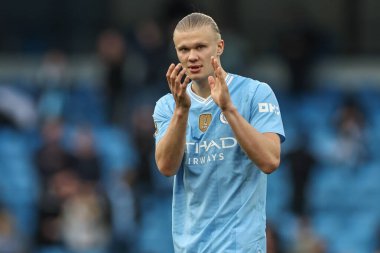 Manchester City 'den Erling Haaland, Manchester City taraftarlarını Premier League maçından sonra Etihad Stadyumu' nda Manchester City ile Wolverhampton Wanderers maçında alkışlıyor.