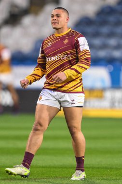 Huddersfield Giants takımından Tui Lolohea, 3 Mayıs 2024 'te John Smith Stadyumu' nda oynanan 10. Huddersfield Giants - Salford Red Devils maçında oynanan Betfred Süper Lig karşılaşması öncesinde ısındı.