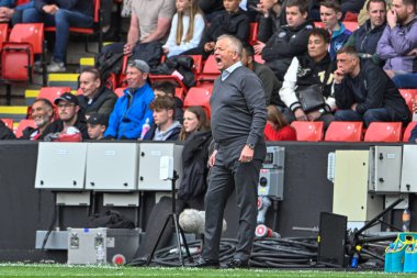 Sheffield United 'ın Chris Wilder teknik direktörü Premier League maçında Sheffield United, Nottingham Forest' a karşı Bramall Lane, Sheffield, İngiltere 'de 4 Mayıs 2024' te takım talimatlarını verir. 