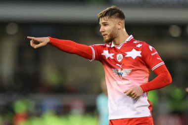 Barnsley 'den John Mcatee takımına 3 Mayıs 2024' te Oakwell, Barnsley 'de Barnsley' e karşı oynanan yarı final yarı final play-off 'larında talimat veriyor.