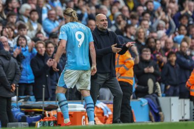 Manchester City 'nin Pep Guardiola teknik direktörü Manchester City ile Manchester City arasındaki Premier League maçı sırasında Etihad Stadyumu, Manchester, İngiltere' de 4 Mayıs 2024 'te oynanan maçta Erling Haaland ile konuştu.