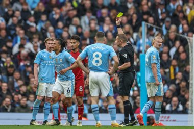 Hakem Craig Pawson, Premier Lig maçında 4 Mayıs 2024 'te Etihad Stadyumu' nda Manchester City Wolverhampton Wanderers 'a karşı Joo Gomes' a sarı kart verdi.