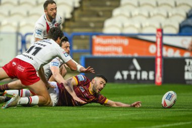 Huddersfield Giants 'tan Jake Connor, Salford Red Devils' den Sam Stone 'un baskısıyla topu ölümüne itiyor. Betfred Süper Lig 10. Raundda Huddersfield Giants - Salford Red Devils maçında John Smith Stadyumu, Huddersfield, Birleşik Krallık