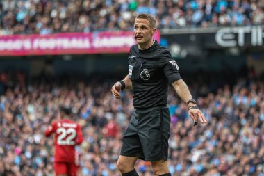 Hakem Craig Pawson Premier Lig karşılaşmasında Manchester City ile Wolverhampton Wanderers arasında Etihad Stadyumu, Manchester, İngiltere, 4 Mayıs 2024