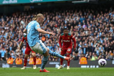 Manchester City 'den Erling Haaland, 4 Mayıs 2024 tarihinde Etihad Stadyumu' nda oynanan Premier League maçında Manchester City ile Wolverhampton Wanderers maçında 1-0 öne geçmek için penaltı aldı.
