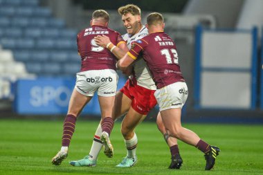 Salford Red Devils takımından Jack Ormondroyd, Huddersfield Giants 'dan Adam Milner ve Huddersfield Giants' tan Luke Yates tarafından oynanan Betfred Süper Lig 10. Raundunda Huddersfield Giants, Salford Red Devils 'e karşı John Smith Stadyumu, Huddersfiel