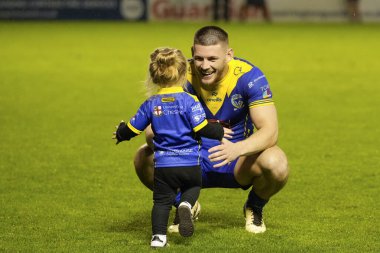 Warrington Wolves takımından Danny Walker ve genç kızı Warrington Süper Lig 10. Raundunda Warrington Wolves ile Hull FC arasında oynanan karşılaşma 3 Mayıs 2024 'te Warrington' daki Halliwell Jones Stadyumu 'nda oynanacak.