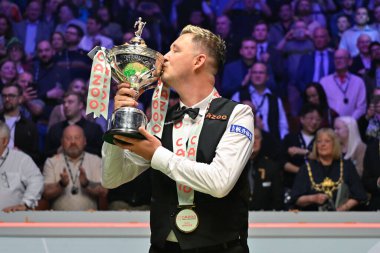 Kyren Wilson, Cazoo Dünya Şampiyonası 'nın ardından Cazoo World Championships 2024 finalini Crucible Theatre, Sheffield, Birleşik Krallık' ta 6 Mayıs 2024 'te kaldırdı. 