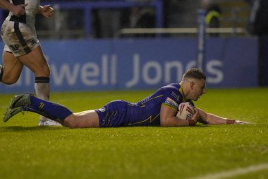 Warrington Wolves 'tan George Williams, 3 Mayıs 2024' te Warrington, İngiltere 'deki Halliwell Jones Stadyumu' nda oynanan Warrington Wolves vs Hull FC maçında gol atmak için dalışa geçti.