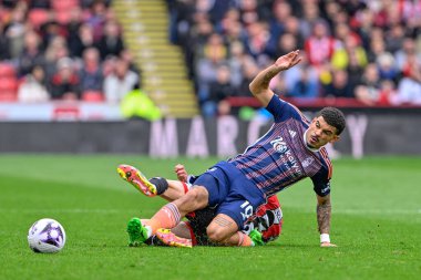 Nottingham Forest 'tan Morgan Gibbs-White ve Sheffield United' dan Oliver Arblaster Premier League maçında Sheffield United Nottingham Ormanı 'na karşı Bramall Lane, Sheffield, Birleşik Krallık, 4 Mayıs 2024' te oynadılar. 