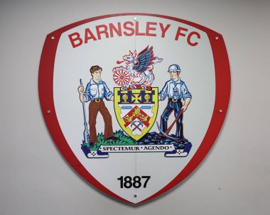 Barnsley logosu 3 Mayıs 2024 'te Oakwell, Barnsley, Birleşik Krallık' ta yarı final yarı final yarı final ilk ayak maçı sırasında tünel bölgesinde Barnsley 'e karşı Bolton Wanderers