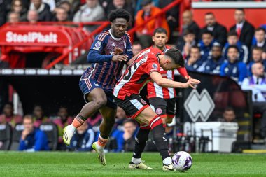 Sheffield United takımından Anel Ahmedhodi, Premier League maçında Nottingham Ormanı 'ndan Ola Aina' ya karşı Bramall Lane, Sheffield, Birleşik Krallık, 4 Mayıs 2024 'te oynanan maçta faul yaptı. 