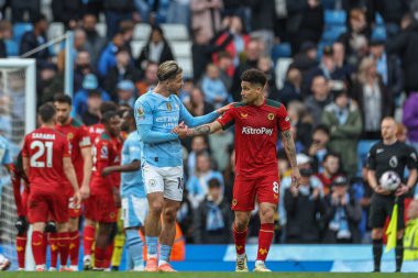Manchester City 'den Jack Grealish, Premier League maçından sonra Manchester City' nin Wolverhampton Wanderers 'a karşı 4 Mayıs 2024' te Etihad Stadyumu 'nda oynadığı maçtan sonra Wolverhampton Wanderers' dan Joo Gomes ile tokalaşıyor.