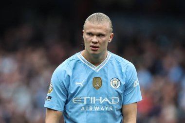 Manchester City 'den Erling Haaland, Manchester City ile Wolverhampton Wanderers maçında Etihad Stadyumu' nda 4 Mayıs 2024 'te maçı izliyor.