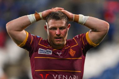 Huddersfield Giants 'tan Luke Yates, 3 Mayıs 2024' te John Smith Stadyumu 'nda oynanan Huddersfield Giants - Salford Red Devils maçında Betfred Süper Lig 10. Raundunda havayı emiyor.