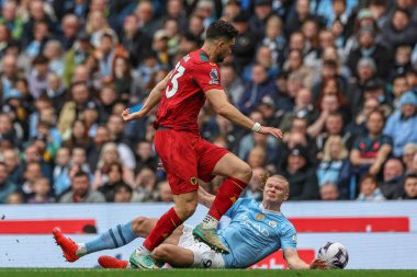 Manchester City 'den Erling Haaland, Manchester Wolverhampton Wanderers' a karşı oynanan Premier League maçı sırasında Wolverhampton Wanderers 'dan Max Kilman ile 4 Mayıs 2024' te Etihad Stadyumu 'nda çarpıştıktan sonra düştü.