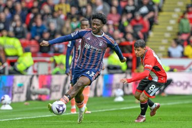 Nottingham Ormanı 'ndan Ola Aina, Sheffield United' dan Gustavo Hamer 'ın Premier League maçı sırasında Bramall Lane, Sheffield, Birleşik Krallık' ta Nottingham Forest 'a karşı oynadığı maçı izledi. 