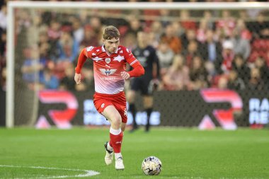 Barnsley 'den Luca Connell, 3 Mayıs 2024 tarihinde İngiltere' nin Barnsley kentinde oynanan ve Barnsley 'in Bolton Wanderers' a karşı oynadığı Sky Bet 1 Promotion Play-off yarı final maçında topa vuruyor.