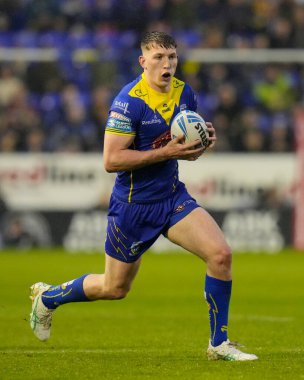 Warrington Wolves takımından Matty Nicholson, 3 Mayıs 2024 'te Warrington, İngiltere' deki Halliwell Jones Stadyumu 'nda oynanan Warrington Wolves vs Hull FC maçında topla birlikte koşuyor.