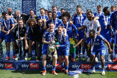 Leicester City 'den Jamie Vardy ve Leicester City' den Marc Albrighton, 4 Mayıs 2024 'te King Power Stadyumu' nda Leicester City ve Blackburn Rovers maçının ardından şampiyonluk kupasını kazandılar.