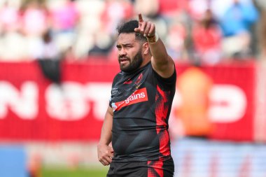 St. Helens 'ten Konrad Hurrell, 4 Mayıs 2024' te İngiltere 'nin Hull şehrinde oynanan Sewell Group Craven Park' ta oynanan 10 'uncu Betfred Süper Lig karşılaşmasında takım talimatlarını veriyor.