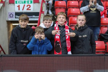 Barnsley taraftarları Sky Bet Ligi 1 Sky Bet Ligi 1 Promotion Play-off 'ları sırasında Oakwell, Barnsley' de Barnsley 'e karşı Bolton Wanderers, 3 Mayıs 2024