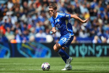 Leicester City 'den Jannik Vestergaard, 4 Mayıs 2024' te King Power Stadyumu 'nda Leicester City ve Blackburn Rovers arasındaki Sky Bet Şampiyonası maçında topla birlikte ilerliyor.