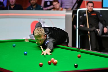 Kyren Wilson, Cazoo Dünya Şampiyonası 2024 Finali sırasında Sheffield, İngiltere 'deki Crucible Tiyatrosu' nda bir atış yaptı. 