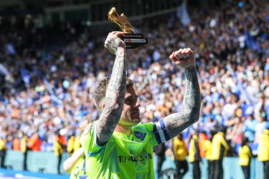 Blackburn Rovers 'dan Sammie Szmodics, 4 Mayıs 2024' te King Power Stadyumu 'nda Leicester City ile Blackburn Rovers arasındaki maç sonrasında altın botlarını gösteriyor.