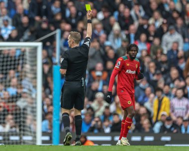 Hakem Craig Pawson, Manchester City ile Wolverhampton Wanderers arasındaki Premier League maçı sırasında Boubacar Traor of Wolverhampton Wanderers 'a sarı kart verdi.