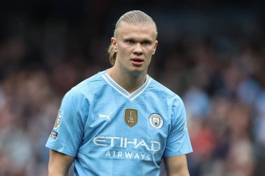 Manchester City 'den Erling Haaland, Manchester City ile Wolverhampton Wanderers maçında Etihad Stadyumu' nda 4 Mayıs 2024 'te maçı izliyor.