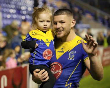 Warrington Wolves takımından Danny Walker ve genç kızı Warrington Süper Lig 10. Raundunda Warrington Wolves ile Hull FC arasında oynanan karşılaşma 3 Mayıs 2024 'te Warrington' daki Halliwell Jones Stadyumu 'nda oynanacak.