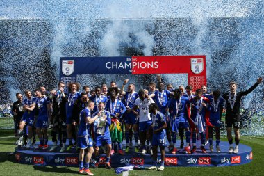 Leicester City, 4 Mayıs 2024 'te King Power Stadyumu' nda Leicester City ve Blackburn Rovers maçından sonra şampiyonluk kupasını kaldırdı.