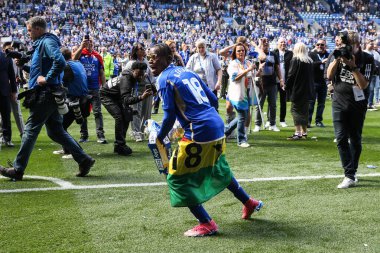 Leicester City 'den Abdul Fatawu, 4 Mayıs 2024' te King Power Stadyumu 'nda Leicester City ile Blackburn Rovers arasındaki maç sonrasında şampiyonluk kupasını kutluyor.