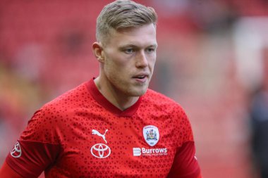 Barnsley 'den Sam Cosgrove, Sky Bet Ligi 1 Sky Bet Ligi 1 Promotion Play-off yarı final ilk ayak maçı sırasında Oakwell, Barnsley, İngiltere' de 3 Mayıs 2024 'te Bolton Wanderers' a karşı