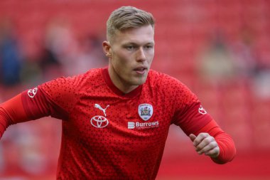 Barnsley 'den Sam Cosgrove, Sky Bet Ligi 1 Sky Bet Ligi 1 Promotion Play-off yarı final ilk ayak maçı sırasında Oakwell, Barnsley, İngiltere' de 3 Mayıs 2024 'te Bolton Wanderers' a karşı