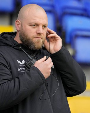 Hull FC 'nin baş antrenörü Simon Grix, 3 Mayıs 2024' te Warrington Jones Stadyumu 'nda oynanan Betfred Süper Lig 10. raundunda Warrington Wolves vs Hull FC karşılaşmasından önce iletişimini test ediyor.