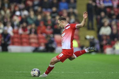 Barnsley 'den Herbie Kane, 3 Mayıs 2024' te Oakwell, Barnsley, Birleşik Krallık 'ta oynanan yarı final yarı final play-off maçında topu geçiyor.