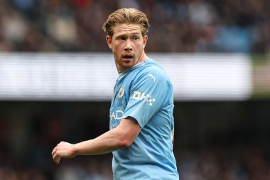 Manchester City 'den Kevin De Bruyne, Manchester City ile Wolverhampton Wanderers arasındaki Premier Lig maçına bakıyor. Etihad Stadyumu, Manchester, 4 Mayıs 2024