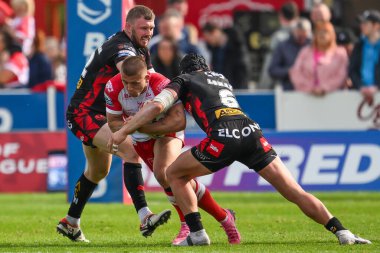 Hull KR 'dan Mikey Lewis, 4 Mayıs 2024' te İngiltere 'nin Hull kentindeki Sewell Group Craven Park' ta oynanan Betfred Süper Lig 10. Raundu 'nda Jonny Lomax tarafından yenildi.