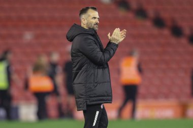 Barnsley takımının teknik direktörü Martin Devaney, Sky Bet League 1 Sky Bet League 1 Promotion Play-off yarı final ilk ayak maçı Barnsley 'e karşı Oakwell, Barnsley, İngiltere, 3 Mayıs 2024' te oynanan maçtan sonra taraftarları alkışlıyor.