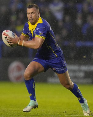 Warrington Wolves takımından Josh Drinkwater, 3 Mayıs 2024 'te Warrington Jones Stadyumu' nda oynanan Warrington Wolves vs Hull FC maçında topla koşuyor.