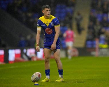 Warrington Wolves takımından Josh Thewlis, 3 Mayıs 2024 'te Warrington Jones Stadyumu' nda oynanan Warrington Wolves vs Hull FC maçında kendi denemesini dönüştürmeye hazırlanıyor.