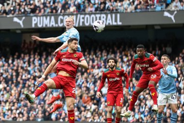 Manchester City 'den Erling Haaland, 4 Mayıs 2024 tarihinde Etihad Stadyumu' nda Manchester City ile Wolverhampton Wanderers arasında oynanan Premier League maçında kaleye doğru ilerliyor.
