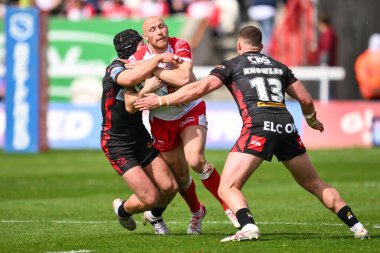 Hull KR 'dan Dean Hadley, St. Helens' ten Jonny Lomax ve St. Helens 'ten Morgan Knowles tarafından oynanan Betfred Süper Lig 10. Raundunda Hull KR, St Helens' e karşı Sewell Group Craven Park, Kingston üzerine Hull, Birleşik Krallık, 4 Mayıs 2024 'te oynanan karşılaşmada yenildi.